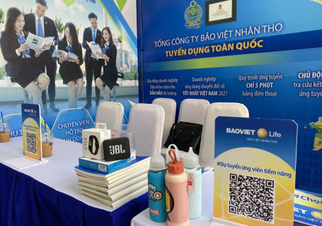 [TRỰC TIẾP] Sinh viên “Nương tựa” vào Bảo Việt Nhân thọ tại Ngày hội việc làm ĐH Kinh tế TP HCM 